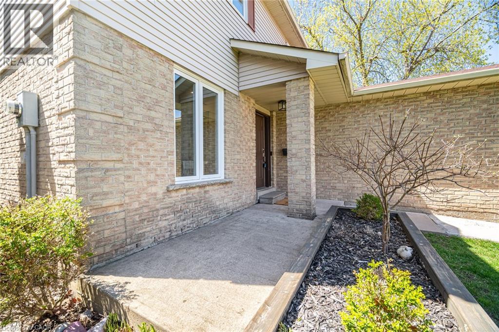 2395 ARNOLD Crescent - 3