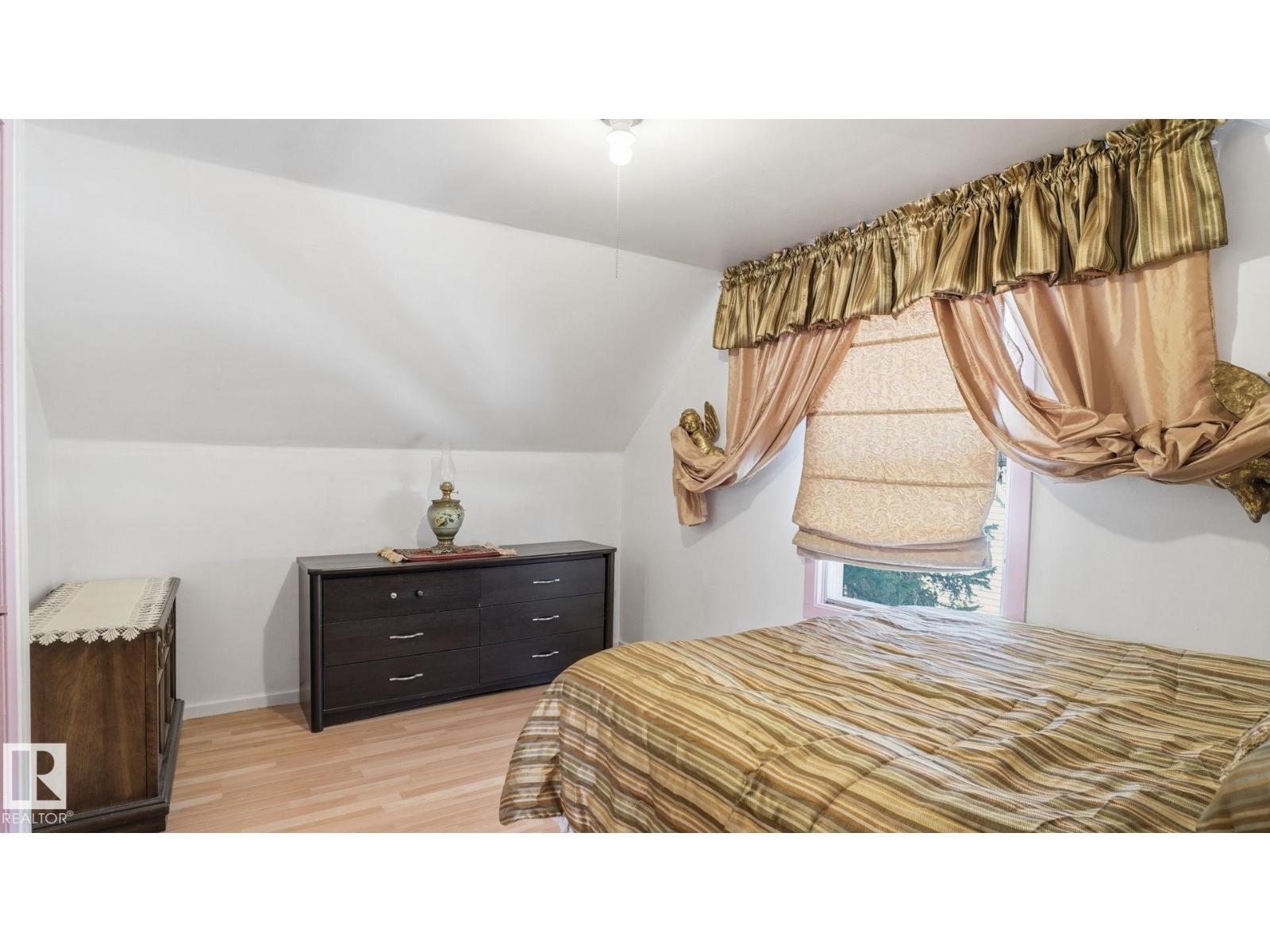 11512 86 ST NW - 10