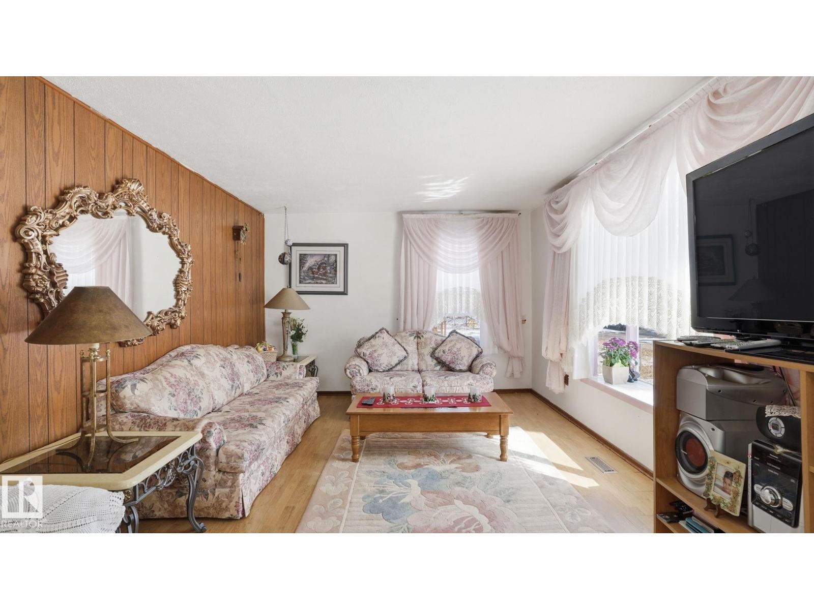 11512 86 ST NW - 4