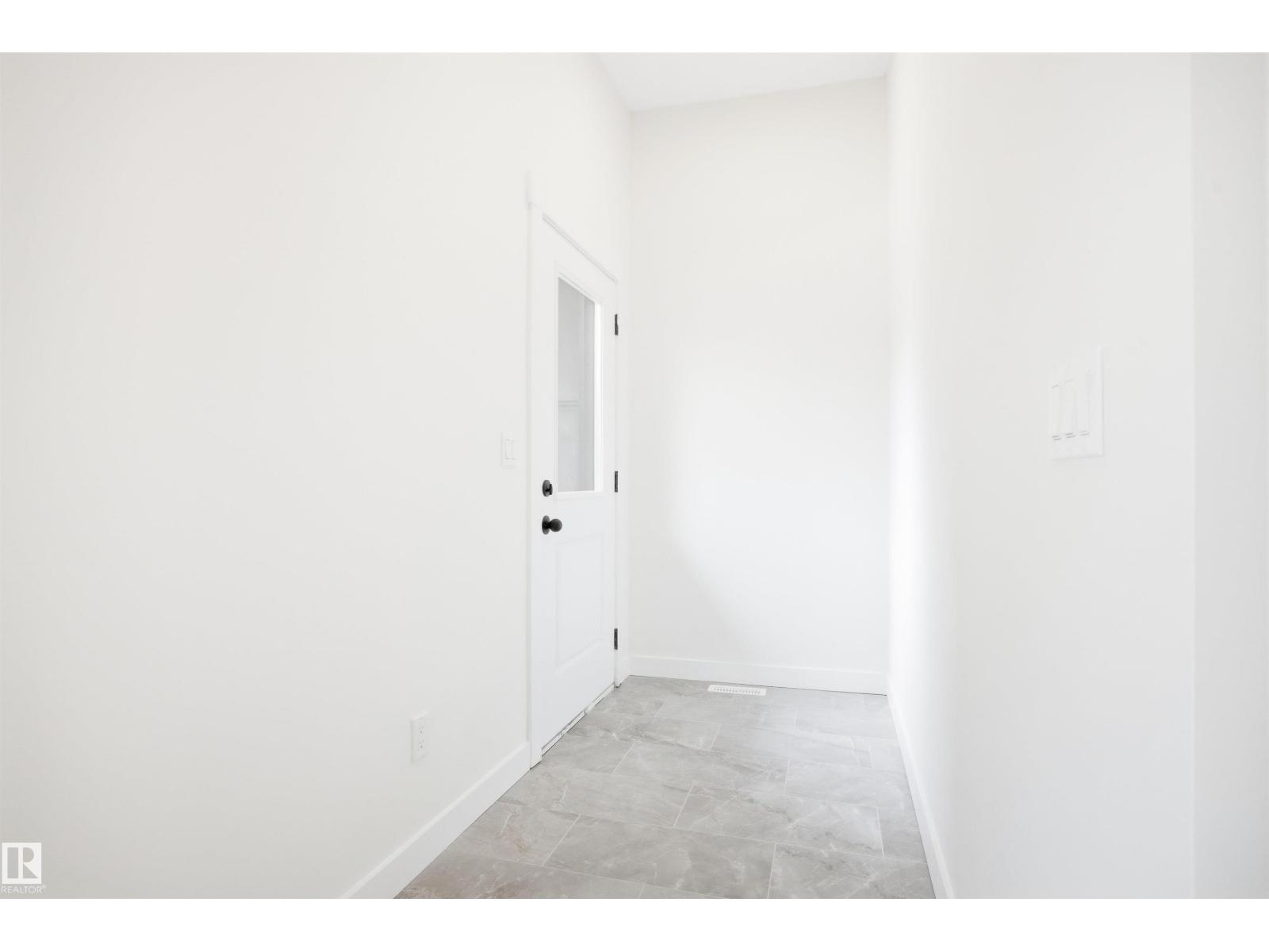 9807 90 AV NW - 21
