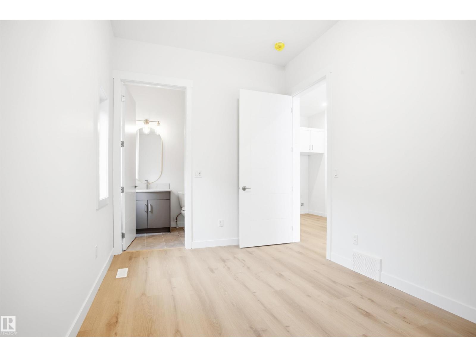 9807 90 AV NW - 22