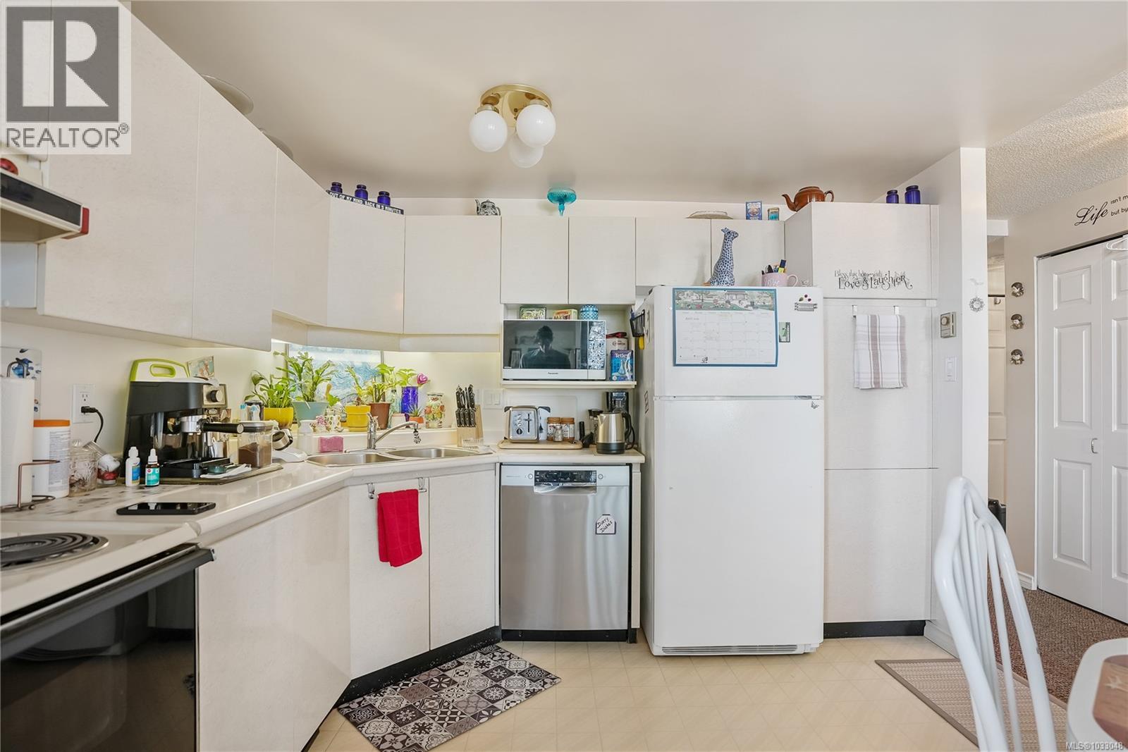 #501 1015 Pandora Ave - 11