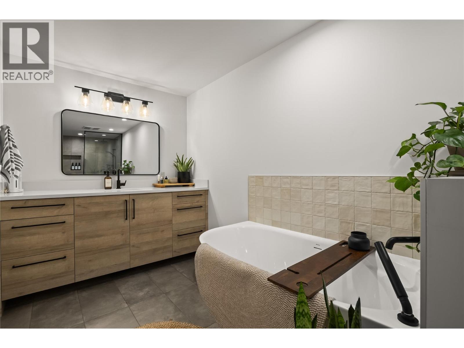  2831 Abbott Street, Kelowna