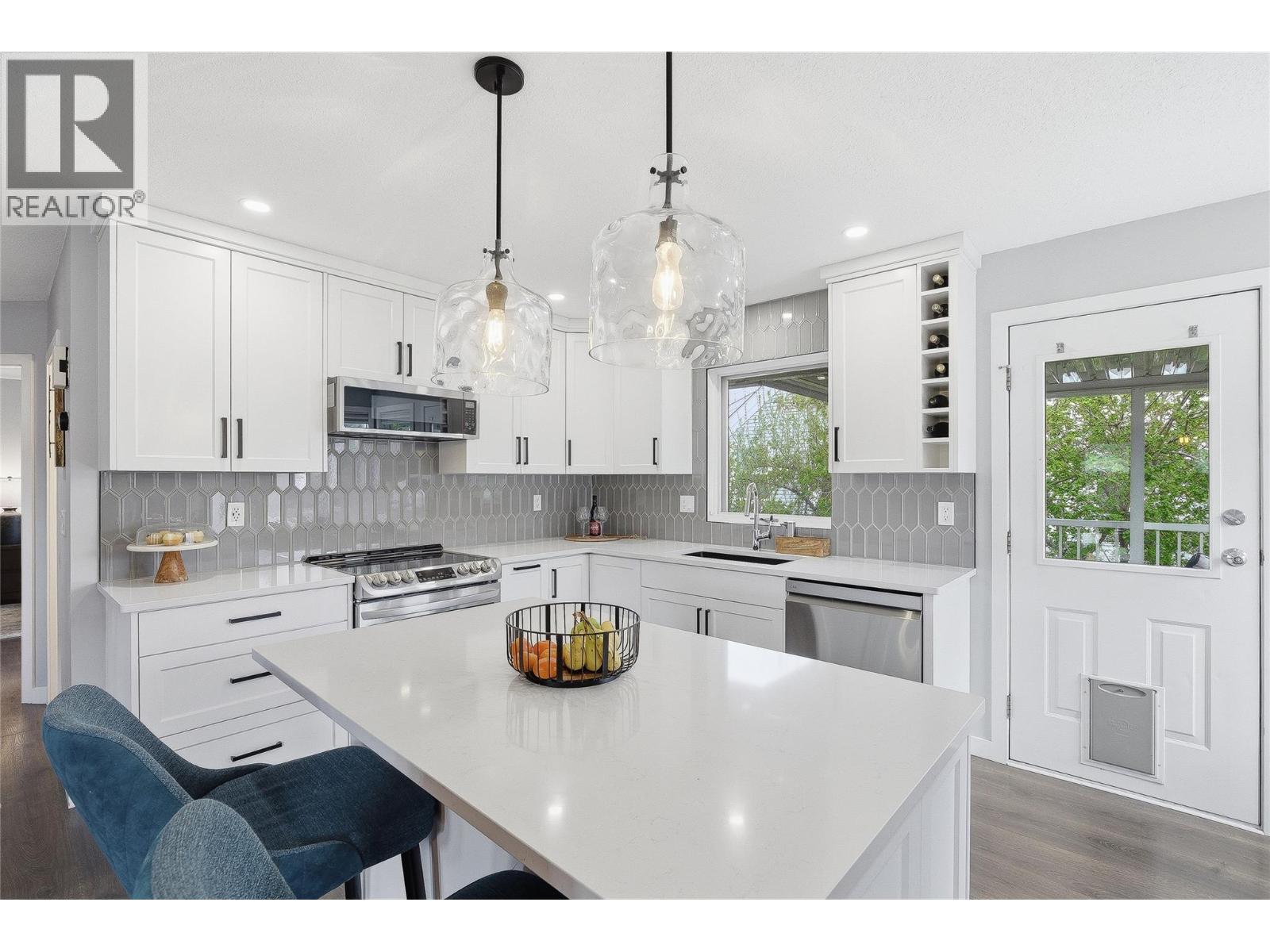 418 MALAHAT Place - 5