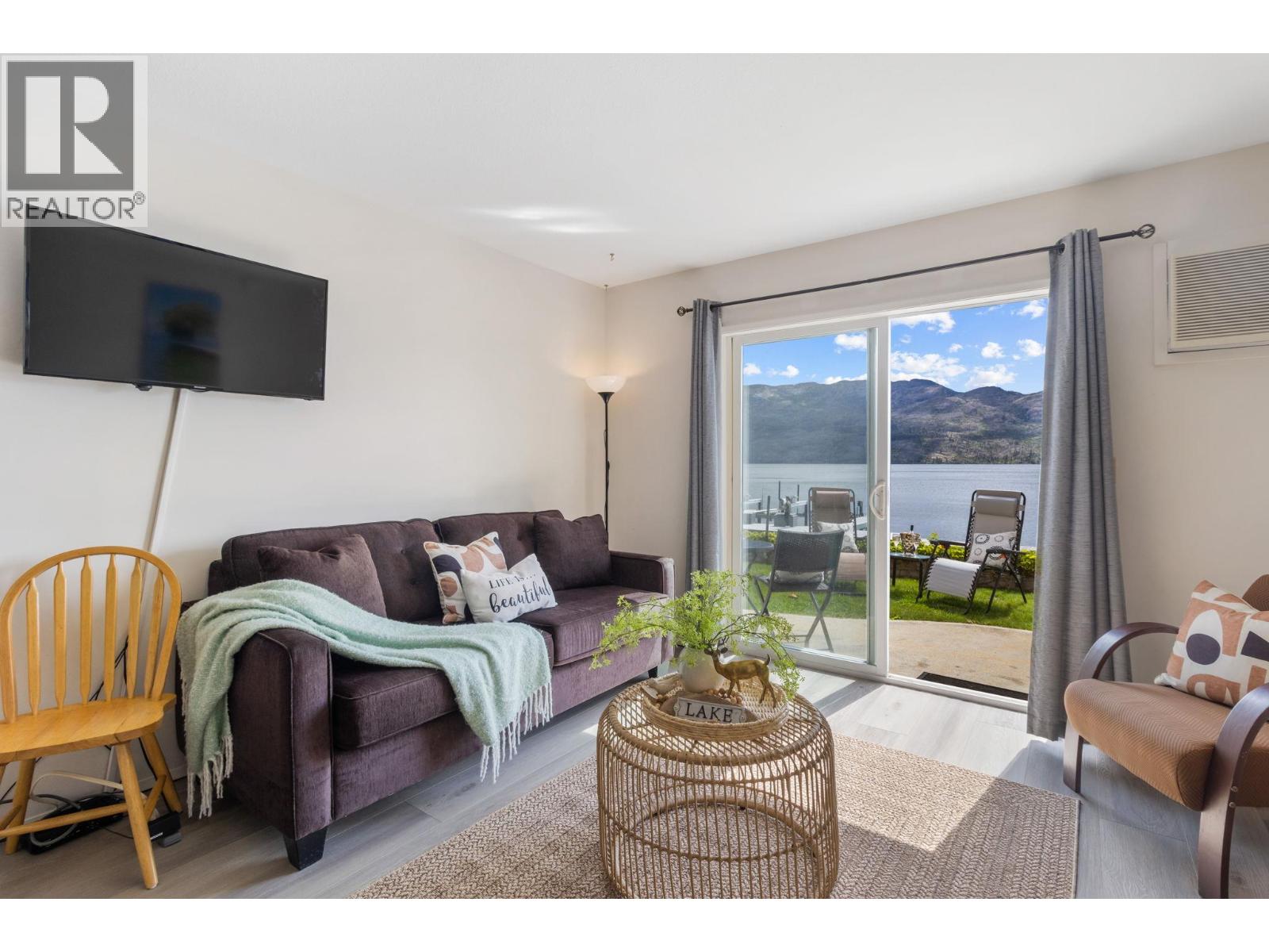 #100 3050 Seclusion Bay Road - 18