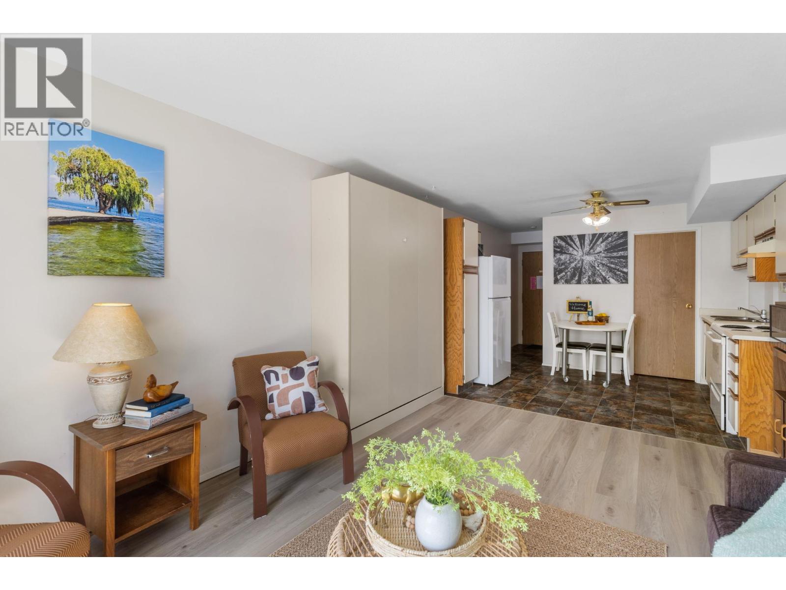 #100 3050 Seclusion Bay Road - 19