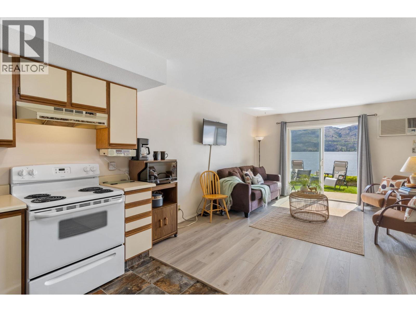 #100 3050 Seclusion Bay Road - 16
