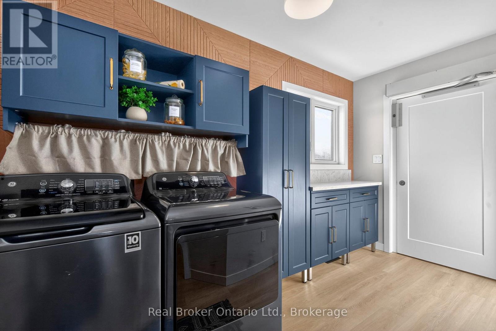 597 LAFONTAINE  ROAD W - 23