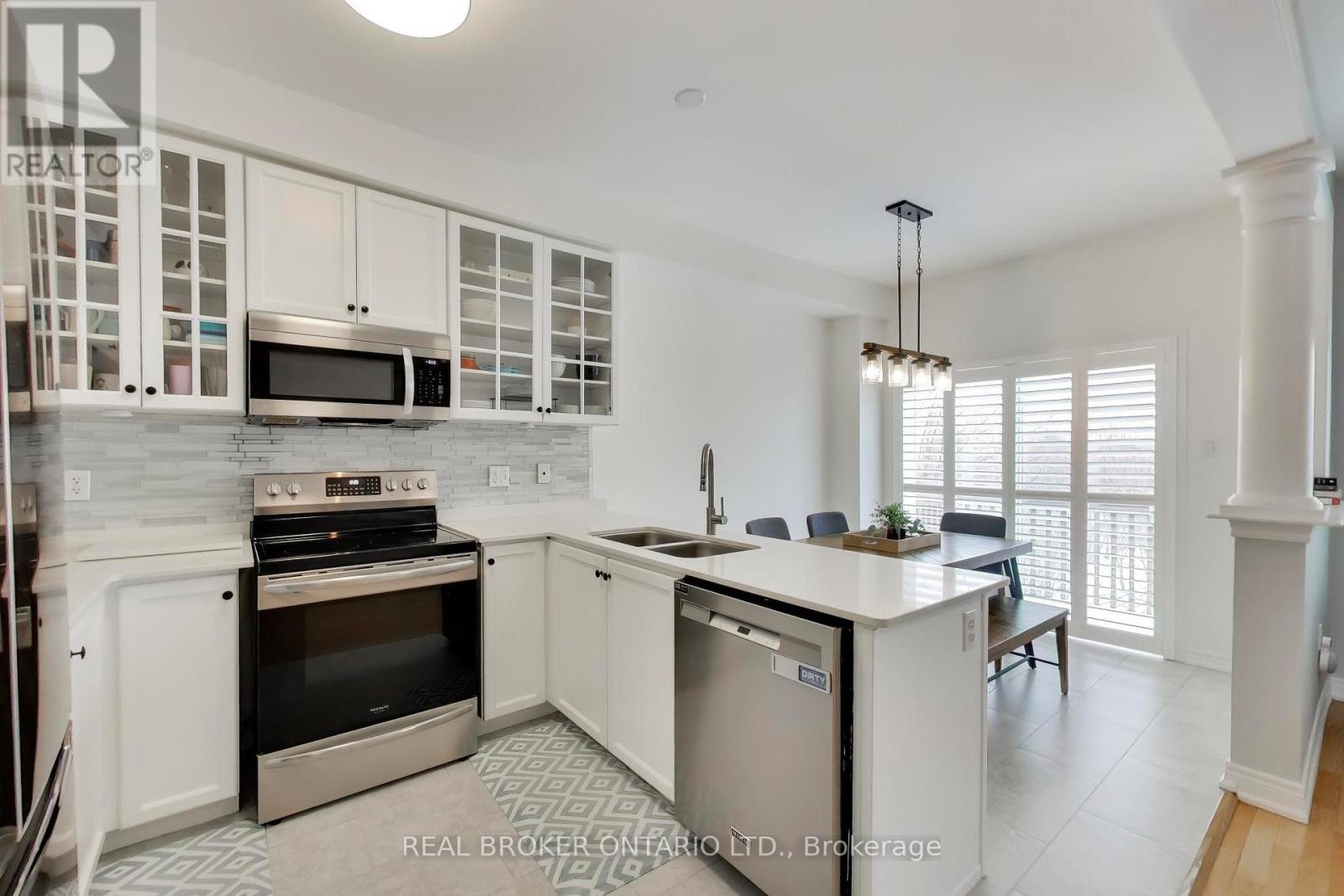 60 MARY CHAPMAN BOULEVARD — photo 11