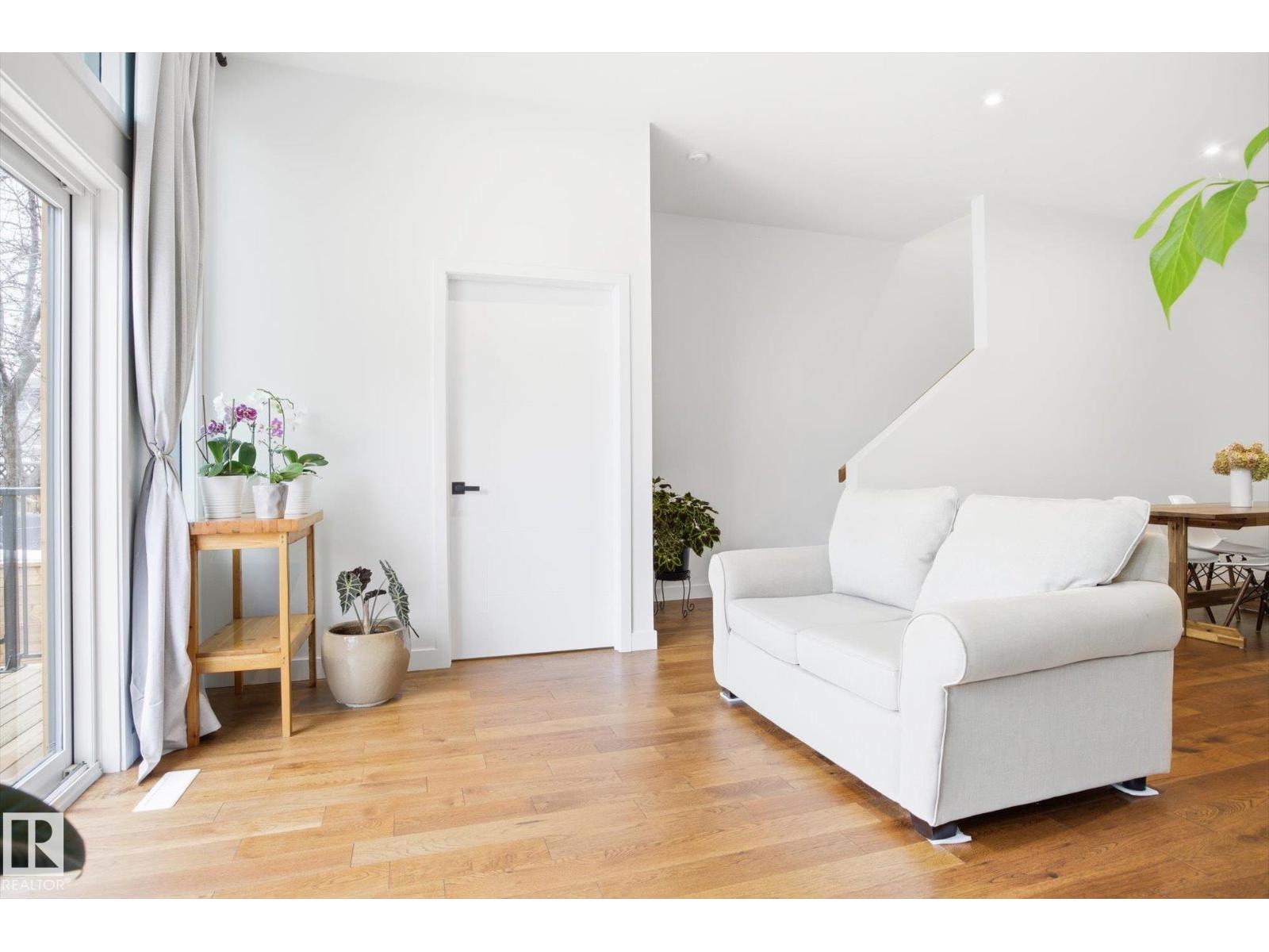 9821 85 AV NW - 16