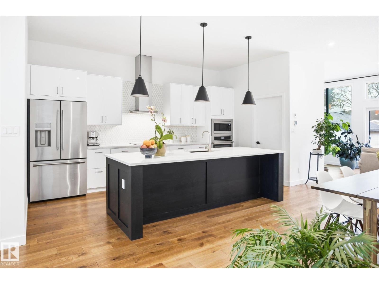 9821 85 AV NW - 8