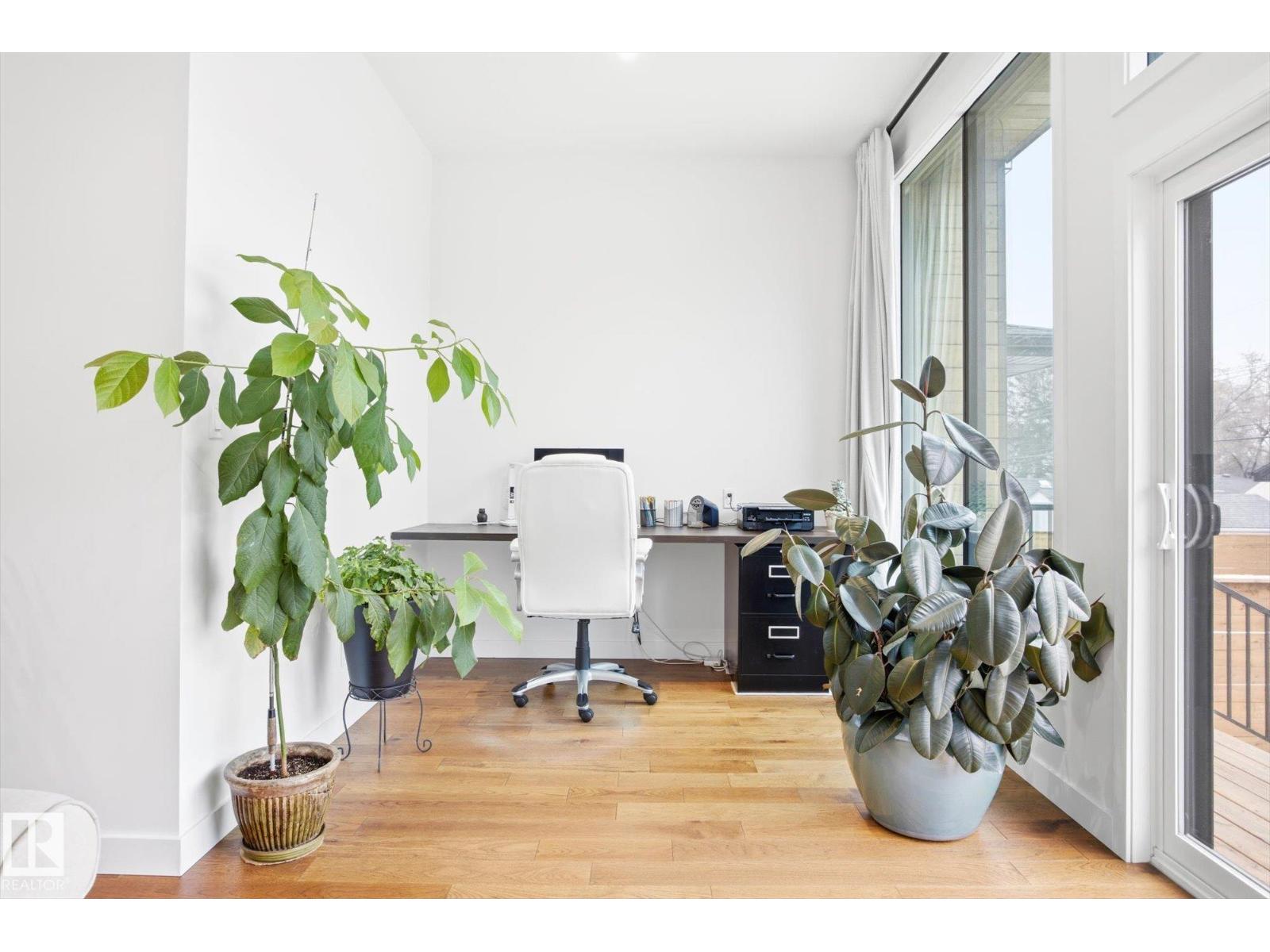 9821 85 AV NW - 15