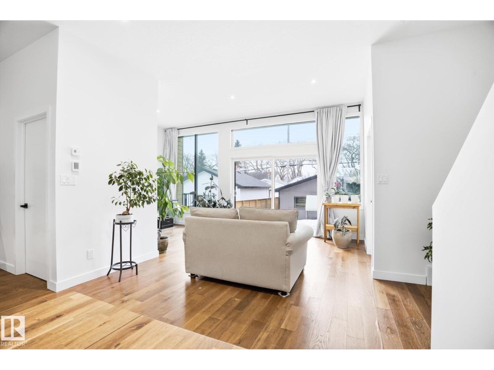 9821 85 AV NW - 13