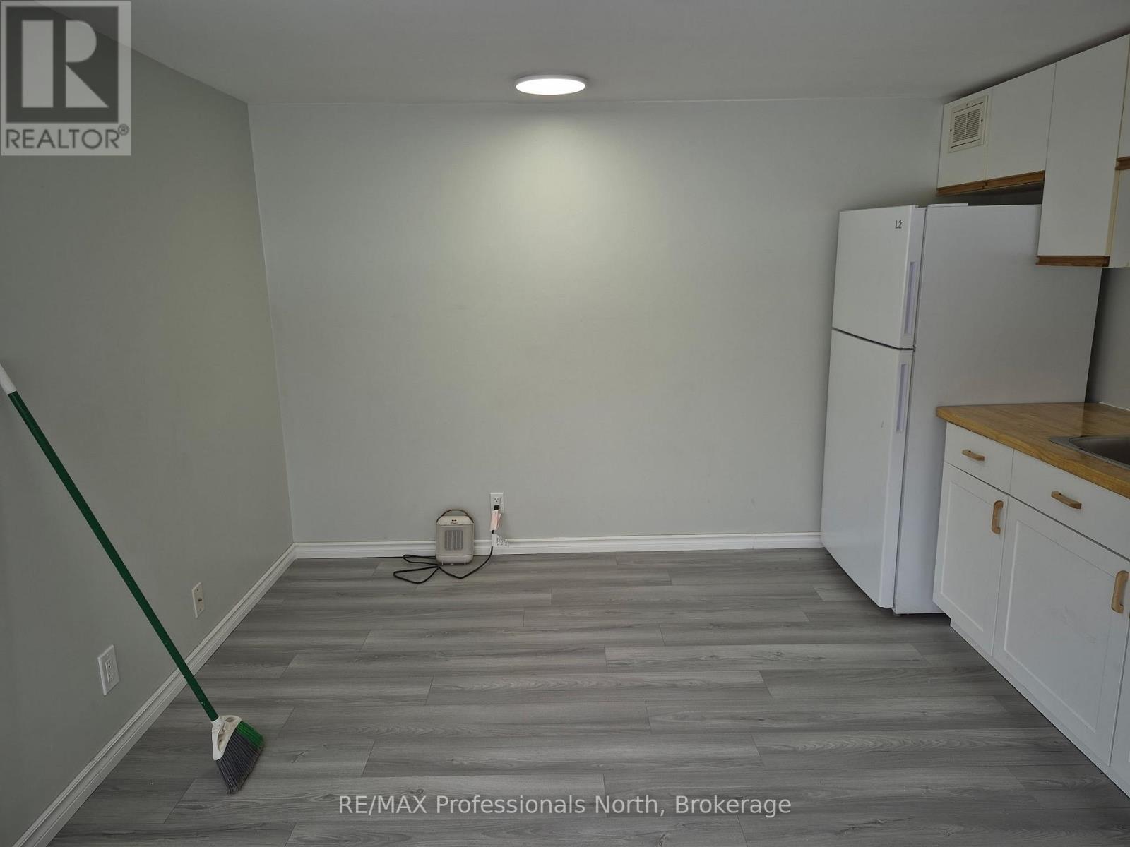 Apartment 4 - Dining area