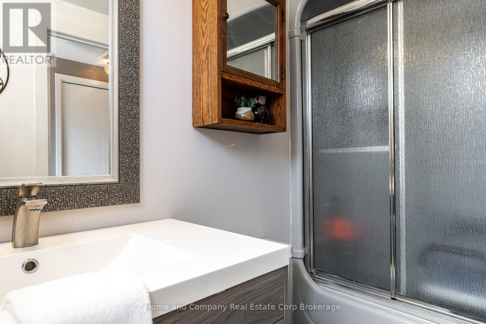 34 KATHRYN CRESCENT - 17