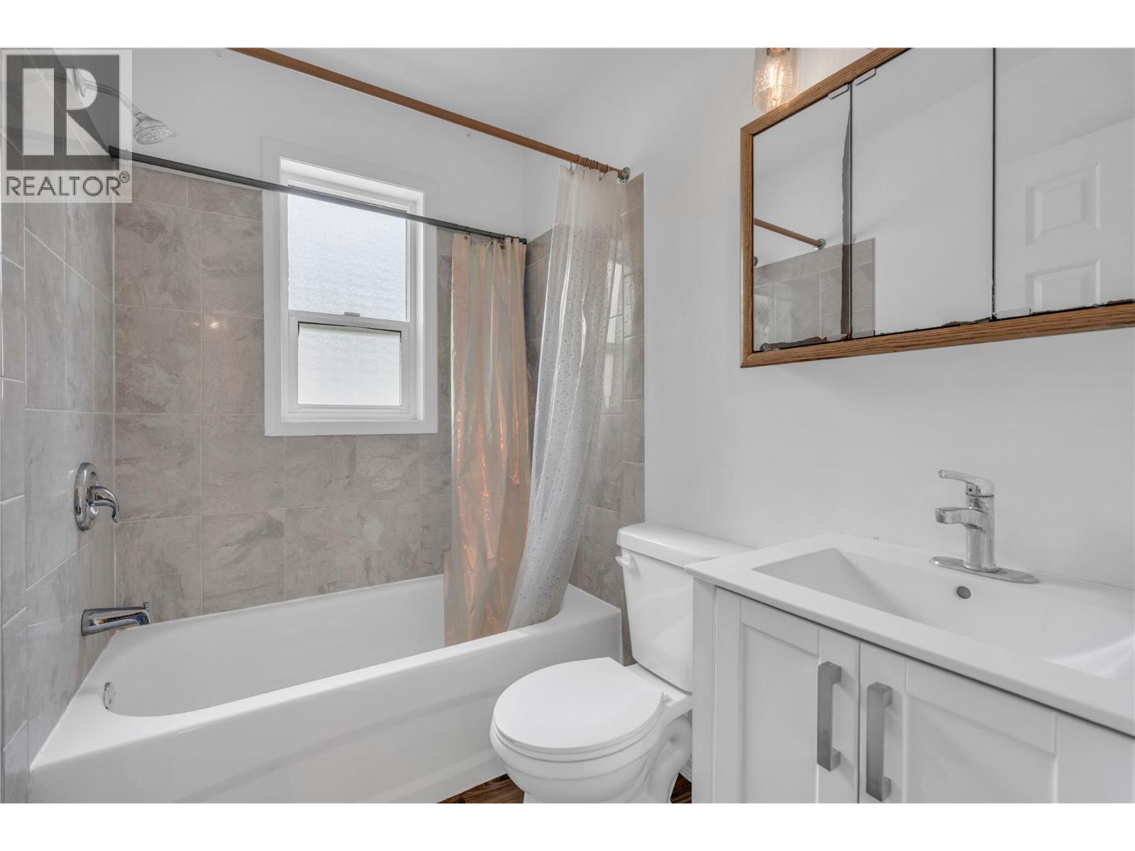 1498 Main Street, Olalla