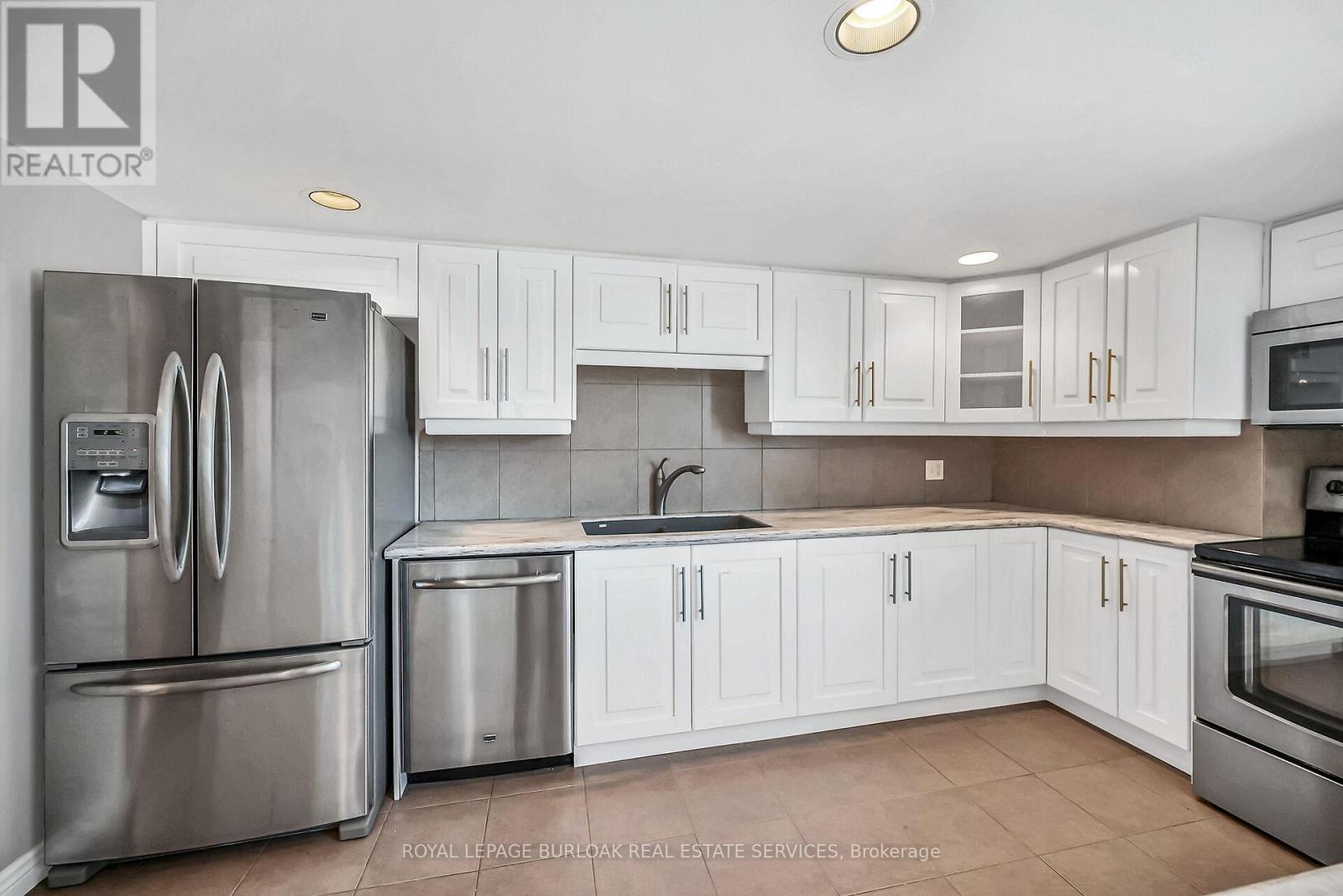 #PH1 150 WILSON STREET W - 15