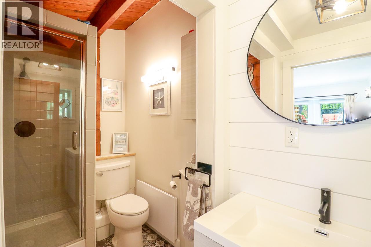 5816 Andrew Avenue, Summerland