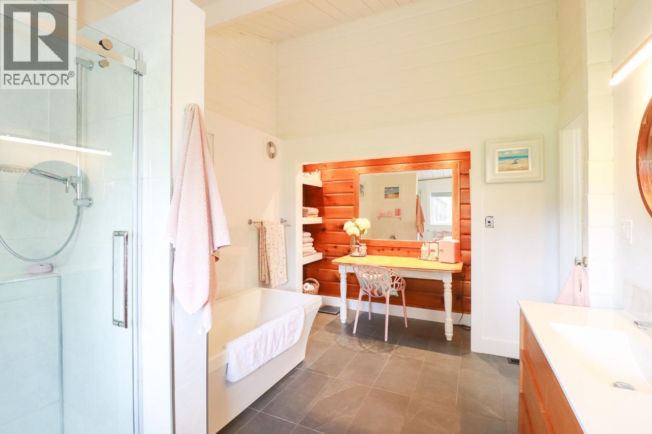 5816 Andrew Avenue, Summerland