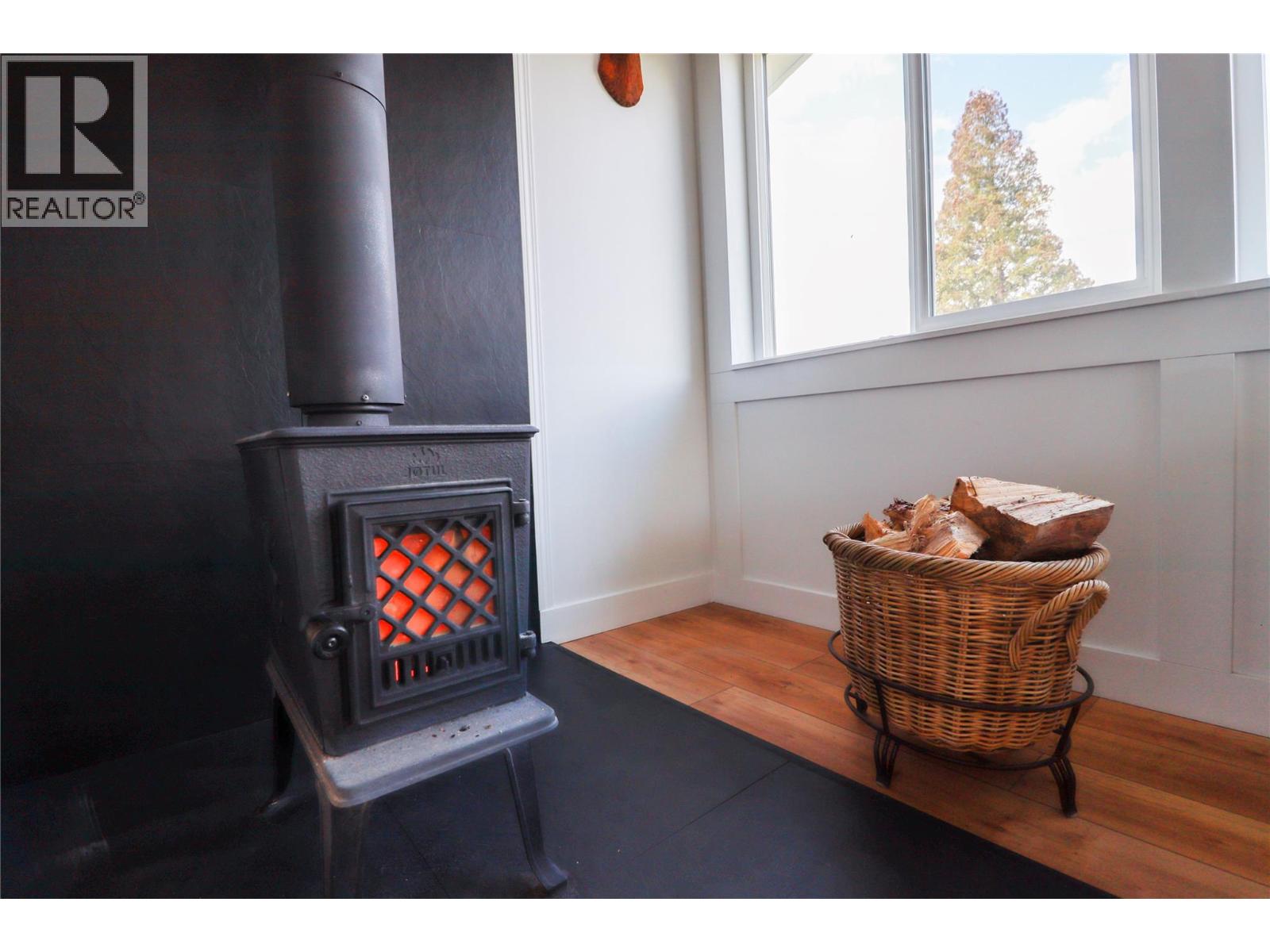 5816 Andrew Avenue, Summerland