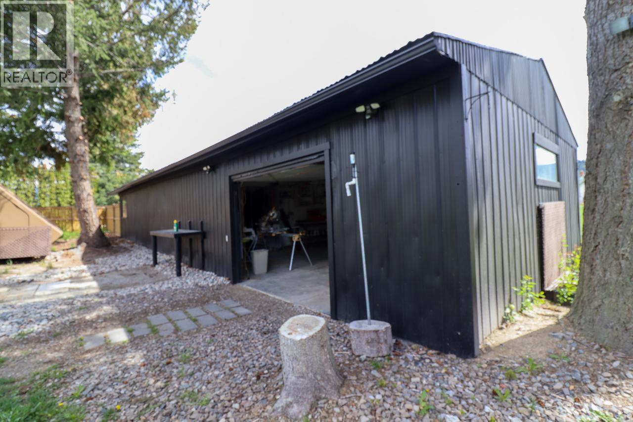 5816 Andrew Avenue, Summerland