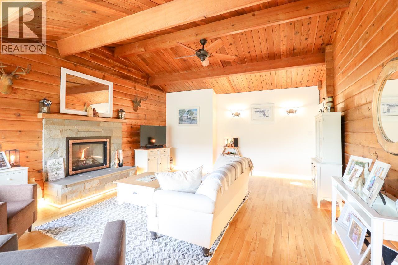 5816 Andrew Avenue, Summerland