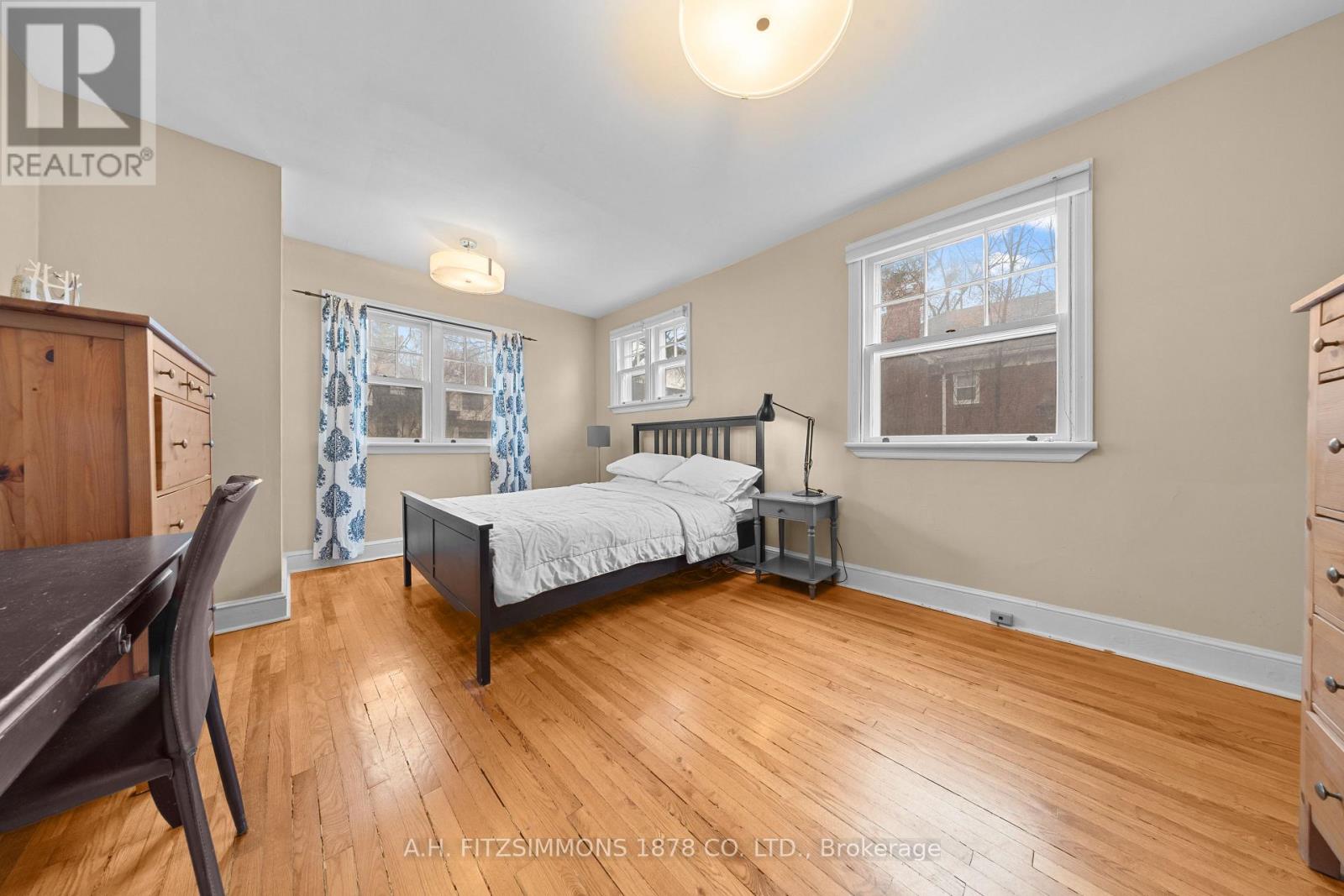 564 TWEEDSMUIR AVENUE - 12