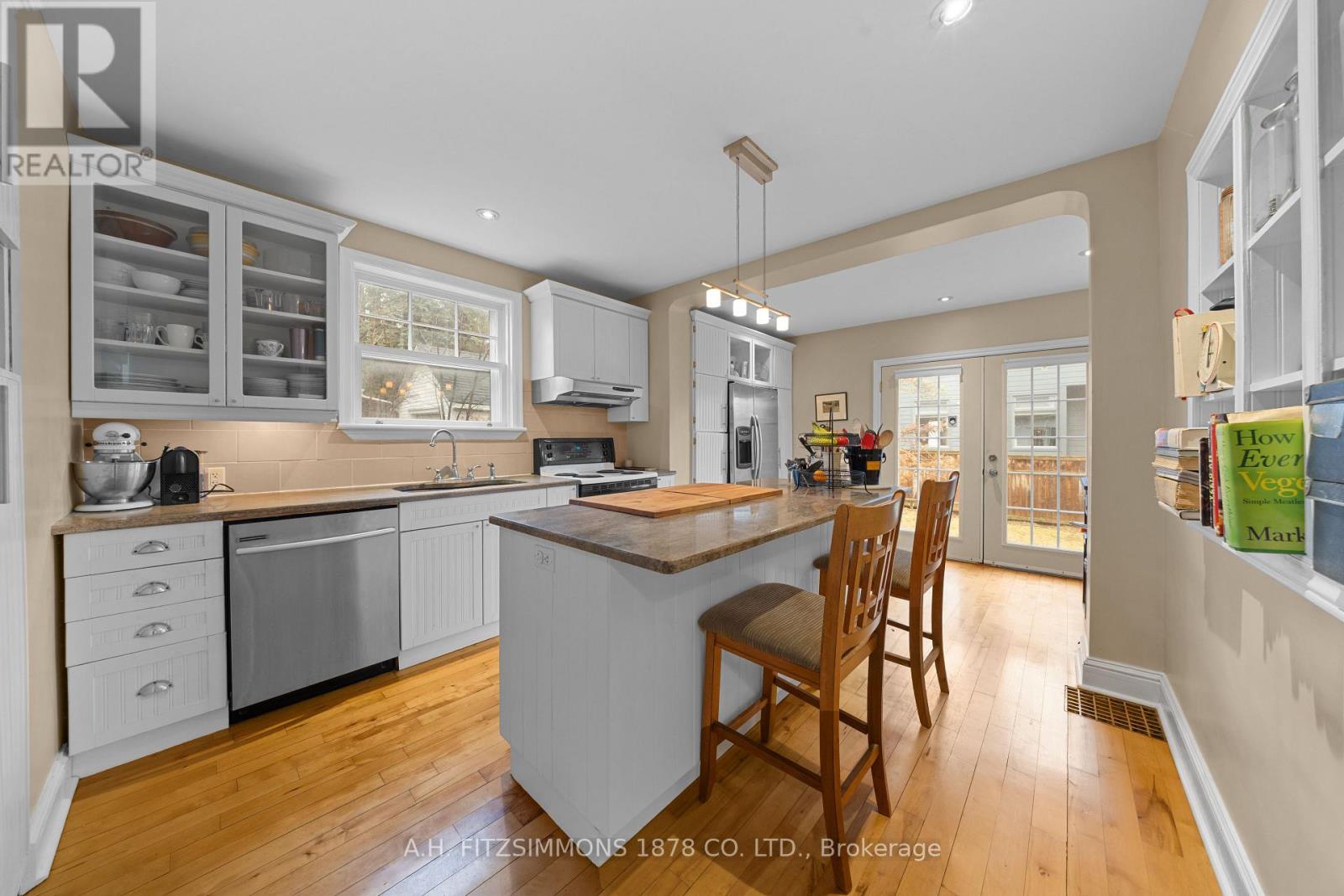 564 TWEEDSMUIR AVENUE - 14