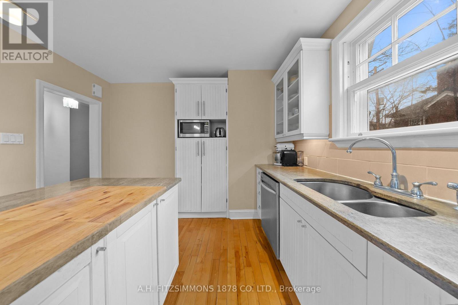 564 TWEEDSMUIR AVENUE - 16