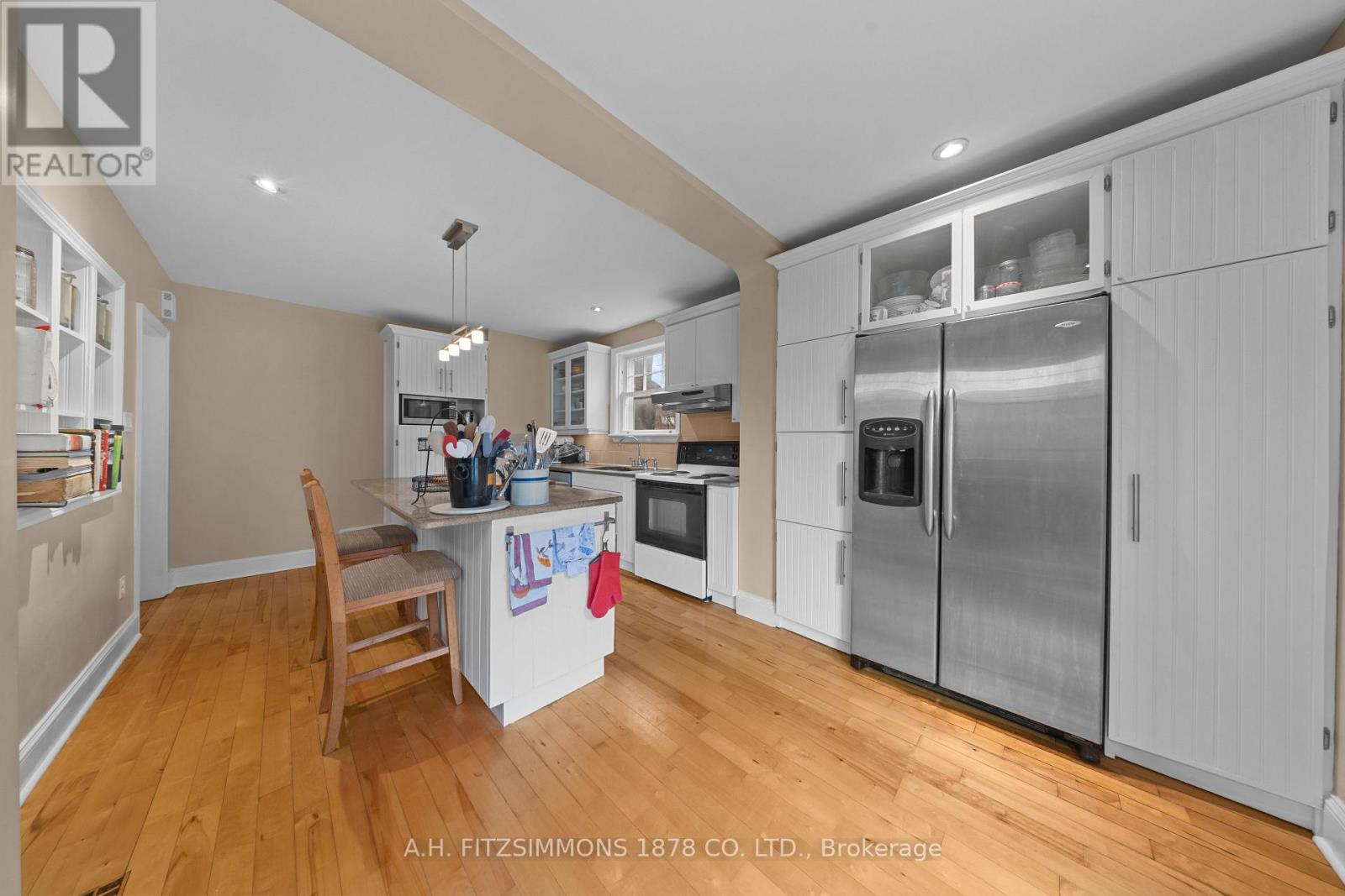 564 TWEEDSMUIR AVENUE - 17
