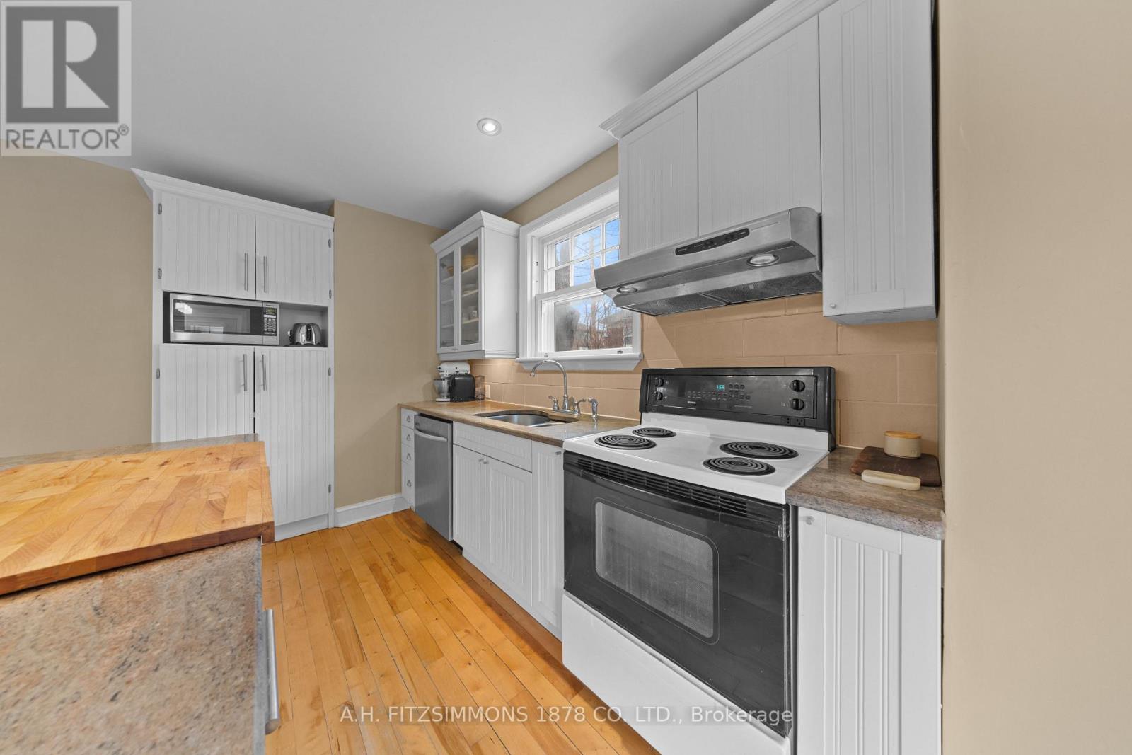 564 TWEEDSMUIR AVENUE - 19