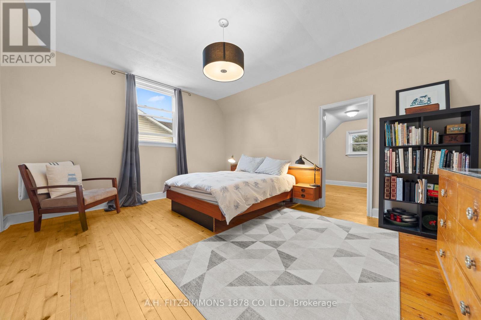 564 TWEEDSMUIR AVENUE - 21