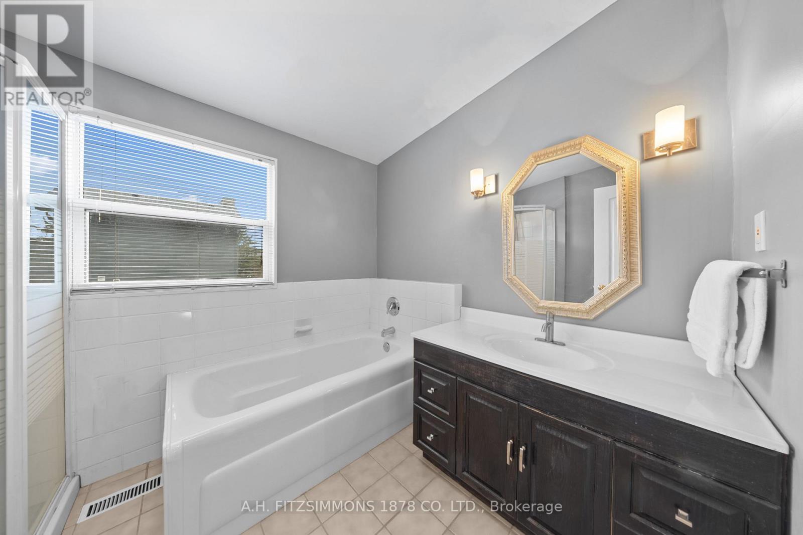 564 TWEEDSMUIR AVENUE - 24