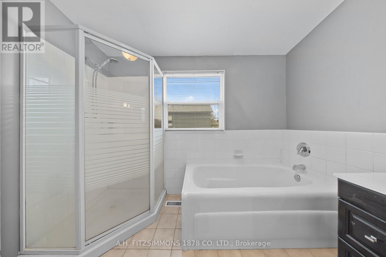 564 TWEEDSMUIR AVENUE - 25