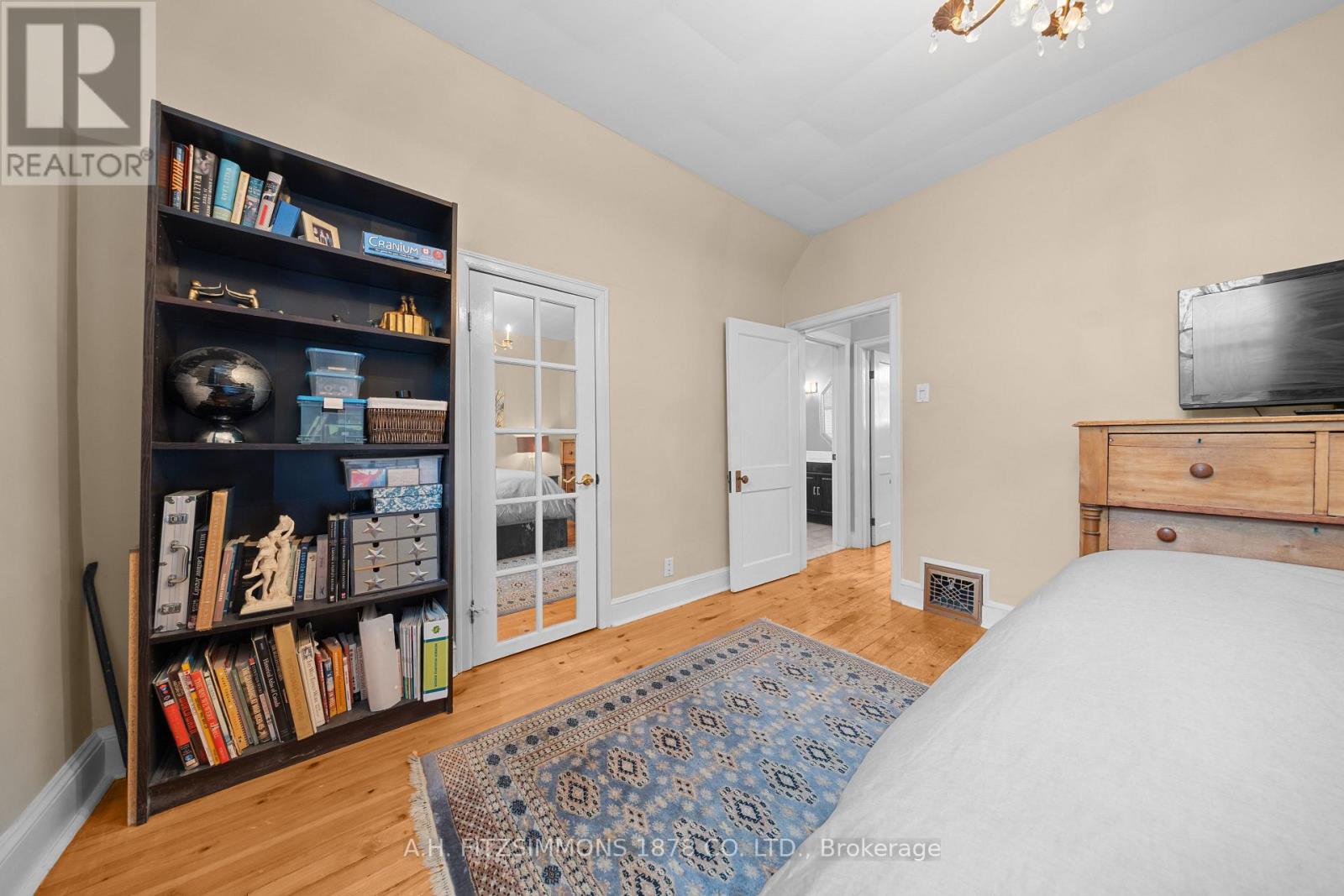 564 TWEEDSMUIR AVENUE - 27