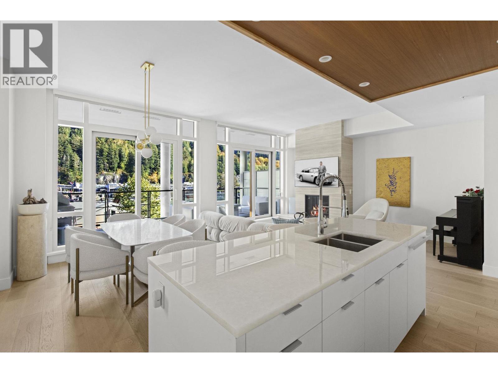 301 6697 NELSON AVENUE, West Vancouver