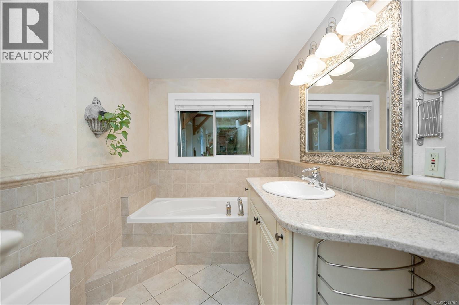2229 Arbutus Rd - 25