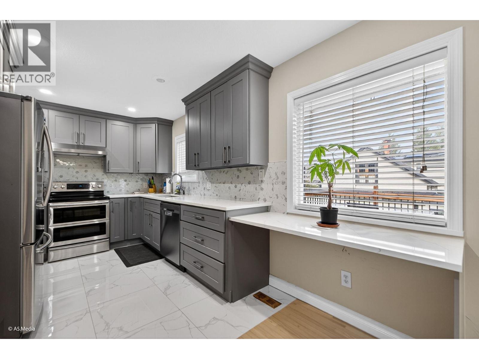 House in Maple Ridge - Image 12