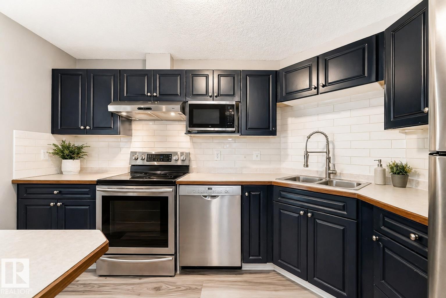 #102 16221 95 ST NW, Edmonton