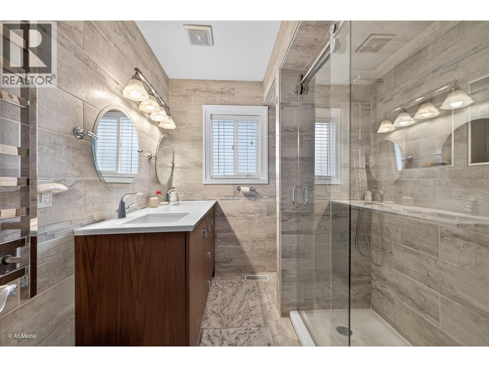 House in Maple Ridge - Image 21