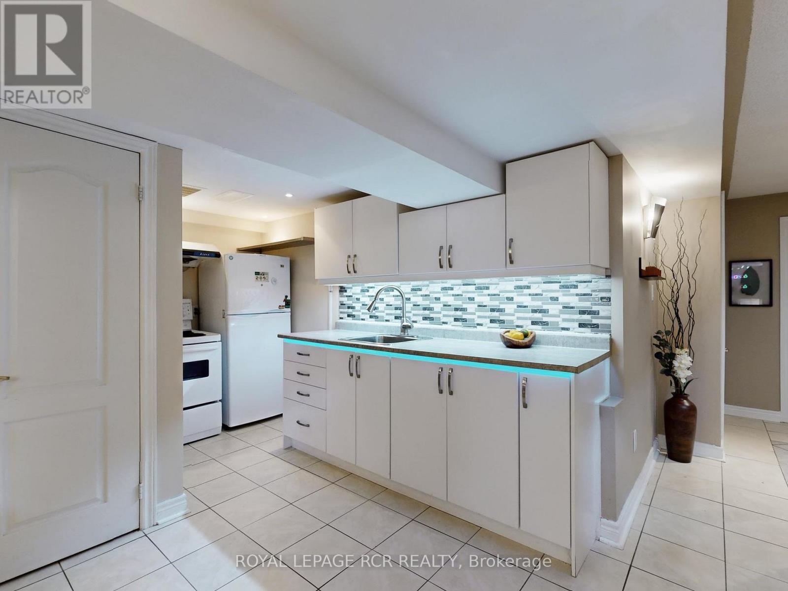 28 WAKELY BOULEVARD - 28