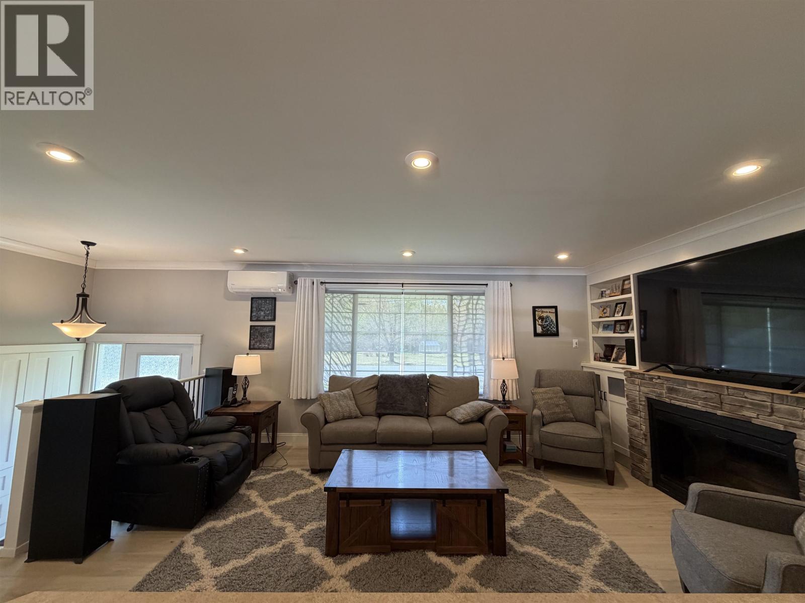 2090 CHURCHILL DRIVE, Terrace