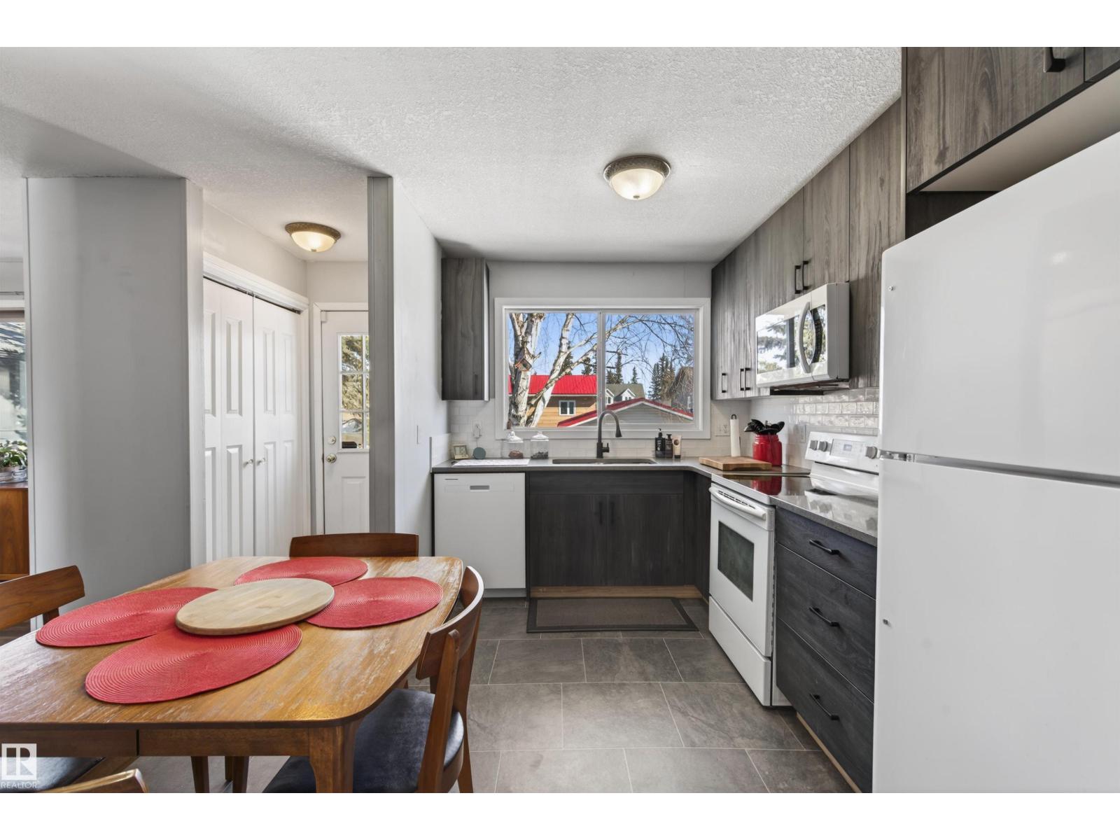 4 BRUYER CR — photo 10