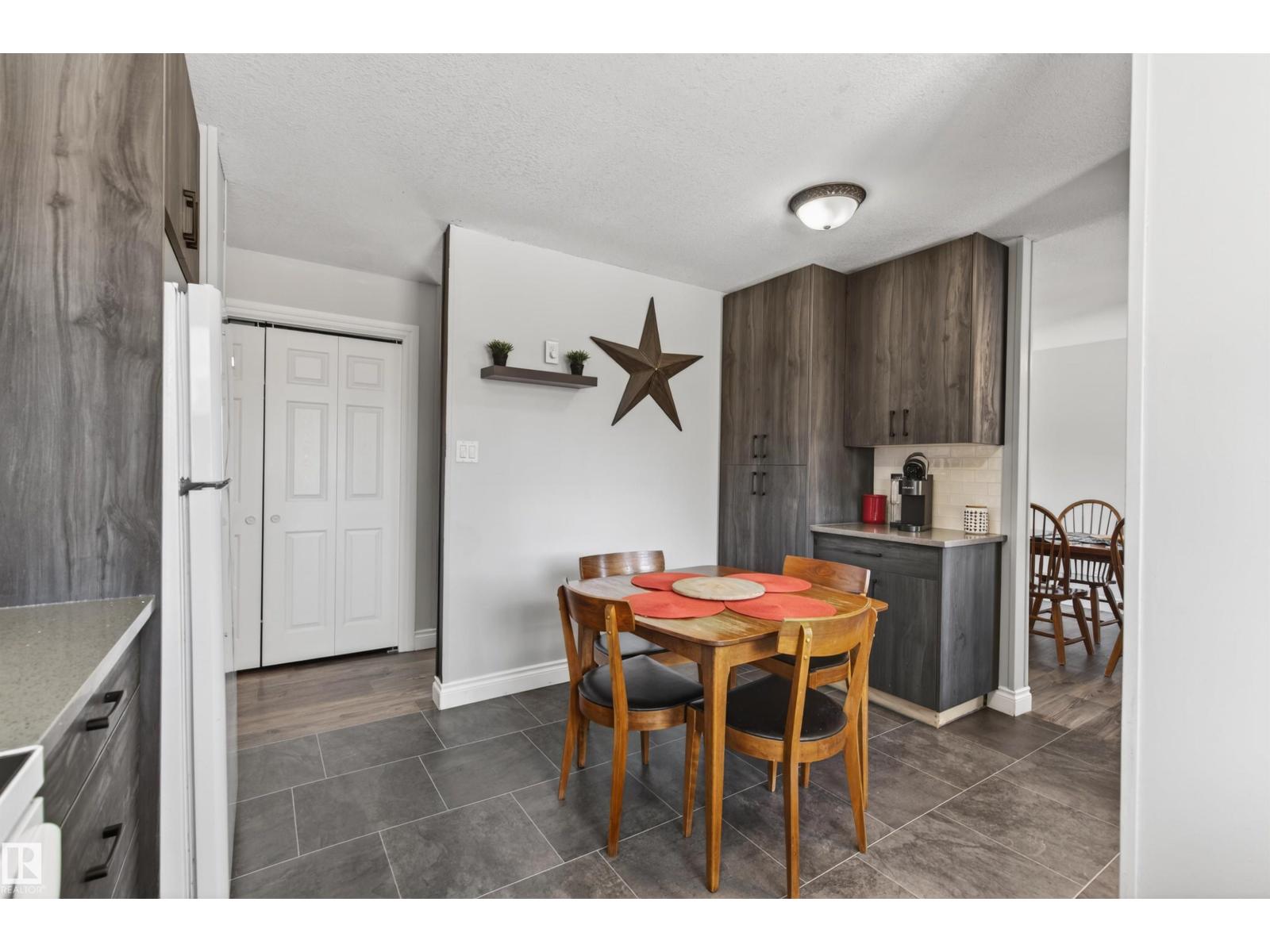 4 BRUYER CR — photo 11