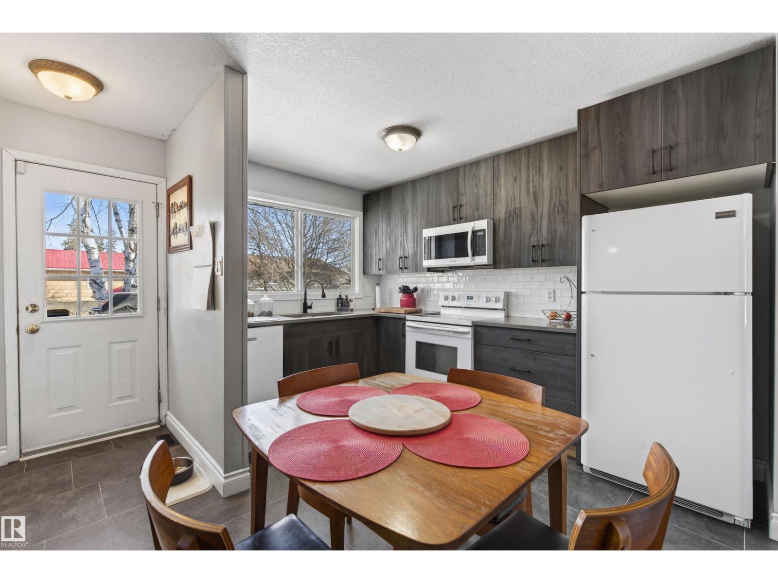 4 BRUYER CR — photo 8