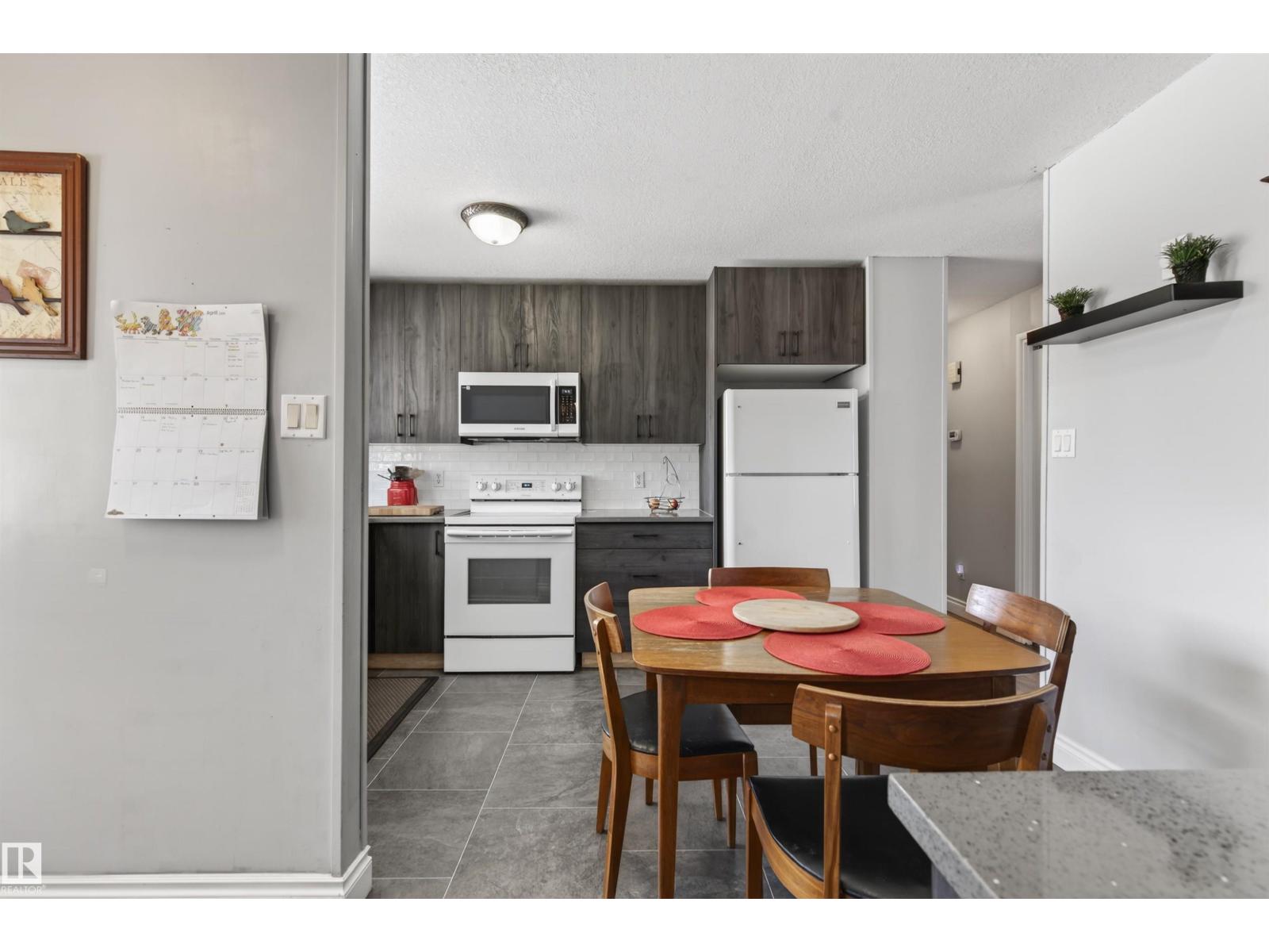 4 BRUYER CR — photo 9