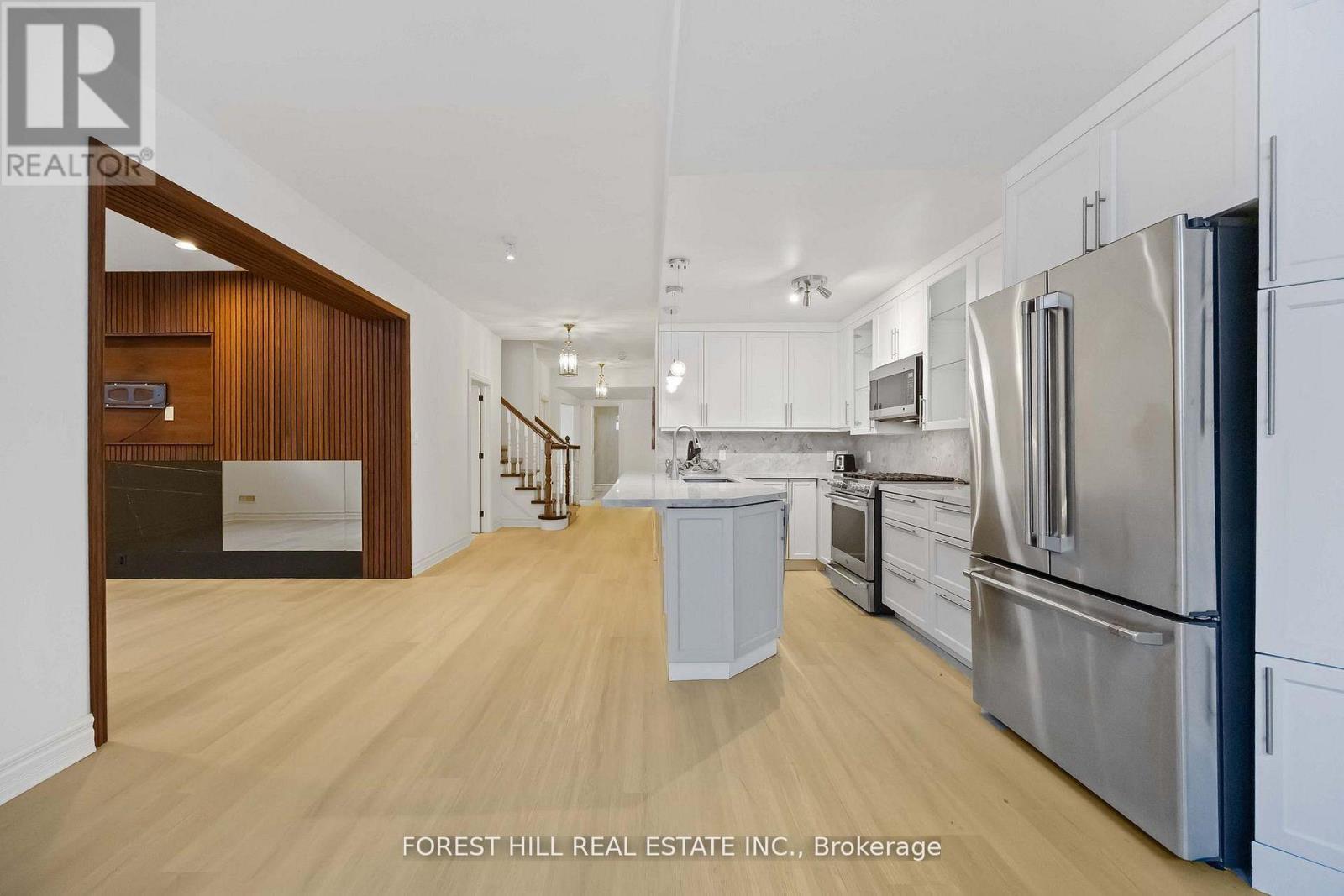 Listing photo of LOWER - 42 COTSWOLD CRESCENT