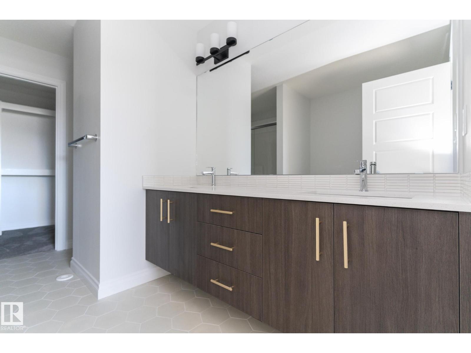 911 18 AV NW, Edmonton