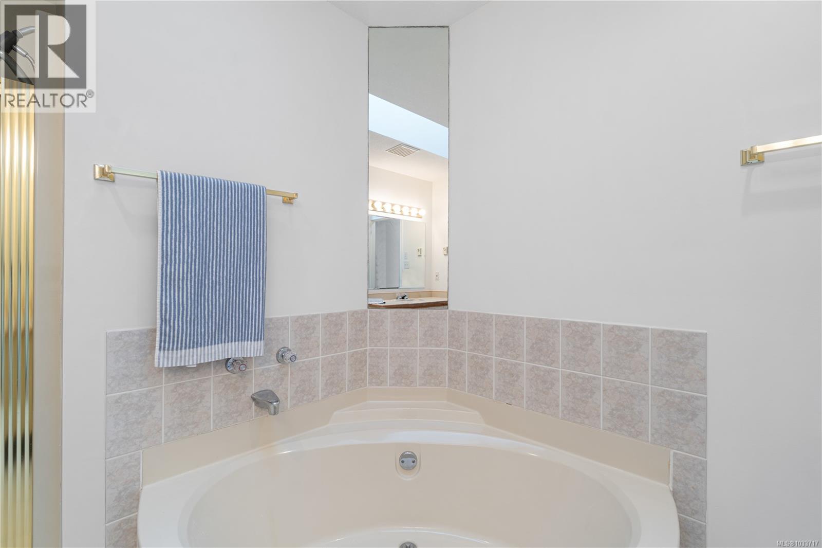 #12 4750 Uplands Dr - 25