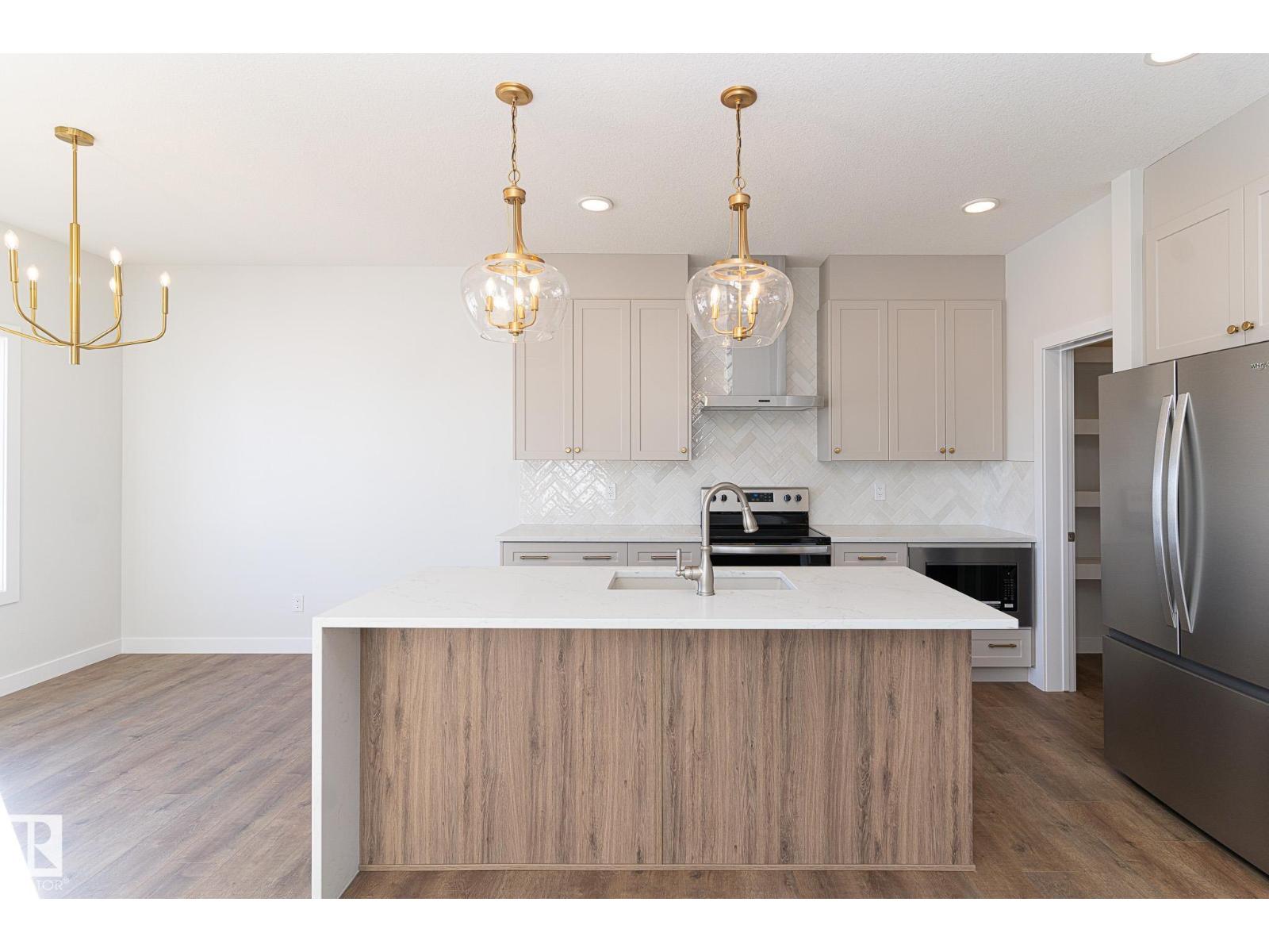 935 18 AV NW, Edmonton